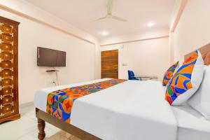 FabHotel JBS Heritage في جايبور: غرفة نوم مع سرير وتلفزيون بشاشة مسطحة +18 صورة