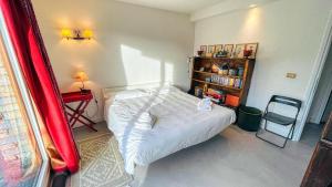 a small bedroom with a bed and a book shelf at Appartamento La Sequoia - Affitti Brevi Italia in Bardonecchia