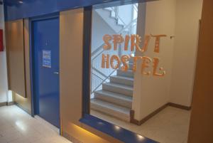 een glazen deur met een bord dat het sprint ziekenhuis leest bij Spirit Hostel and Apartments in Belgrado