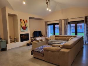 sala de estar con sofá y TV en Casa do Alambique, en Alvaredo