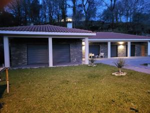 ein Haus mit einem Rasen davor in der Unterkunft Casa do Alambique in Alvaredo