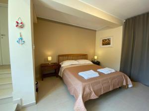 a bedroom with a bed with two towels on it at ISCA BLUE BEACH Casa in Villa con ampio spazio esterno vicino al mare, sino a max 8 persone in Isca sullo Ionio