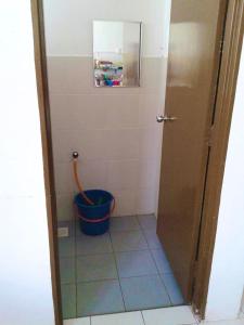 Koupelna v ubytování Zaqhwan Kulai Homestay Kelapa Sawit