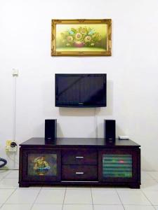 TV a/nebo společenská místnost v ubytování Zaqhwan Kulai Homestay Kelapa Sawit