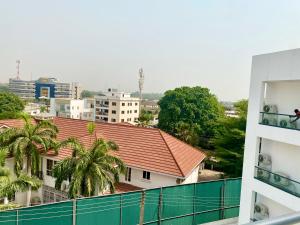 una vista sulla città dal balcone di un edificio di Harmony Park, East Cantonments, Accra a Accra