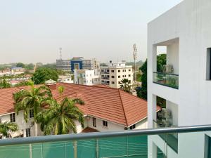 una vista sulla città dal balcone di un edificio di Harmony Park, East Cantonments, Accra a Accra