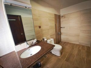 łazienka z umywalką i toaletą w obiekcie Grand Hotel Quetta w Kwecie