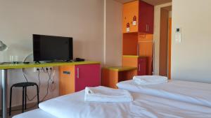 Televízia a/alebo spoločenská miestnosť v ubytovaní Colors Holiday Hotel