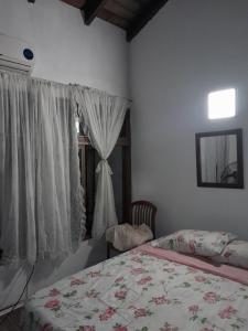 1 dormitorio con cama y ventana en Lili en Santa Fe