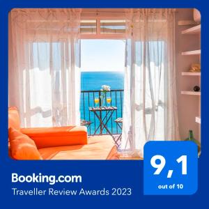 a room with a balcony with a view of the ocean at Piso primera línea de playa in Málaga