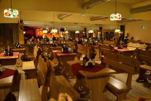 Restauracja lub miejsce do jedzenia w obiekcie Pokoje Zamoyskiego - WATRA