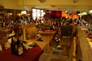 Restauracja lub miejsce do jedzenia w obiekcie Pokoje Zamoyskiego - WATRA