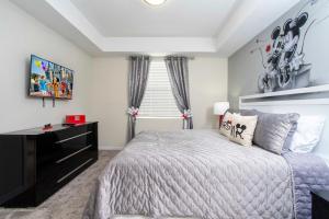 Giường trong phòng chung tại Luxurious 2 Bd Close to Disney @ Storey Lake 204P