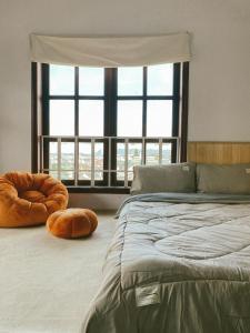 ein Schlafzimmer mit einem Bett und einem großen Fenster in der Unterkunft Nắng Hiên Nhà Villa - Homestay Đà Lạt in Khu Chi Lăng