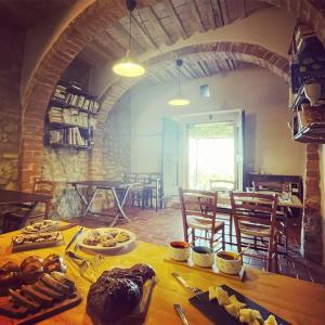 een kamer met een tafel met eten erop bij La Falconara in Montepulciano