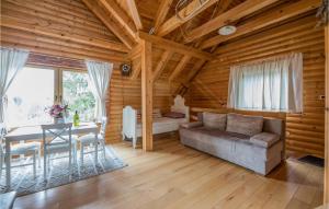 a living room with a couch and a table at Gorgeous Home In Novo Zvecevo With Wifi in Novo Zvecevo