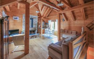 - un salon dans une cabane en rondins avec un canapé et un bureau dans l'établissement Gorgeous Home In Novo Zvecevo With Wifi, à Novo Zvecevo