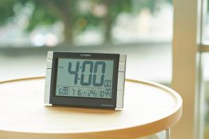 an alarm clock sitting on top of a table at Sotetsu Fresa Inn Kyoto-Hachijoguchi in Kyoto