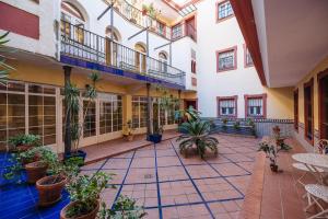 un patio vacío de un edificio con macetas en Precioso Apartamento San Juan de la Palma, Parking Optional, en Sevilla