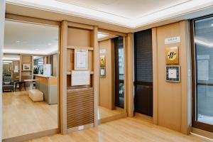 - hol z przeszklonymi drzwiami i biurkiem w obiekcie LAR Suite w mieście Taizhong
