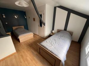 1 dormitorio con 2 camas en una habitación en La Belle Evasion, en Gamaches