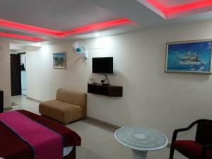 TV a/nebo společenská místnost v ubytování Hotel Kanishkka Inn