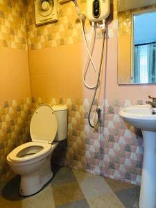 ein Bad mit einem WC und einem Waschbecken in der Unterkunft กอบสุข รีสอร์ท 2 k14 