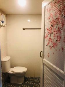 baño con aseo y puerta de ducha de cristal en กอบสุข รีสอร์ท2 k13 en Ban Ton Liang