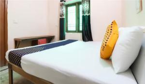 Una cama o camas en una habitación de Om Sai Nath Lodge By WB Inn