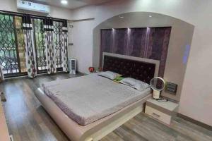 Llit o llits en una habitació de Vista Manor - 3 BHK with pool-1.5 hrs from Mumbai