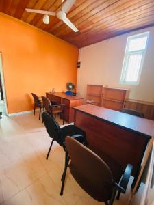una sala de espera vacía con sillas y mesa en Tanty’s Hostel en Galle
