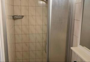 y baño con ducha y puerta de cristal. en Kirchstraße 71 en Fell