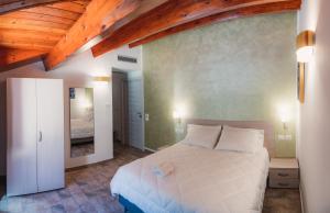 LongobardiにあるVilla Le Palmeのベッドルーム1室(白いベッド1台付)