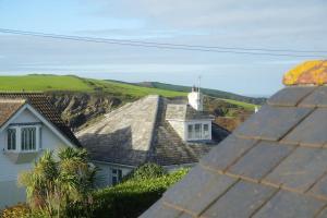 艾薩克港的住宿－Haven Cottage, Port Isaac Bay Holidays，房屋屋顶和教堂的景色