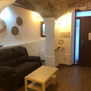 a living room with a couch and a table at Apartamento Stark in Cáceres