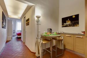 una cucina con un tavolino in una camera di Piazza Signoria View a Firenze
