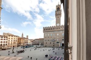 vista sulla città con torre dell'orologio di Piazza Signoria View a Firenze