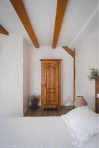 Een bed of bedden in een kamer bij Le Clos Bleu - Gite Rural
