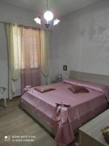 ナポリにあるA&C SweetHomeのベッドルーム1室(ピンクの弓が付いたピンクベッド1台付)