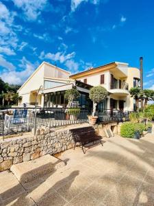 ławka przed budynkiem w obiekcie Finca Na Penyal 7 w mieście Cala Bona