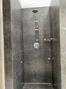 um chuveiro com uma porta de vidro na casa de banho em Luxurious villa during tomorrowland em Hemiksem