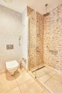 A bathroom at Park Dedeman Denizli