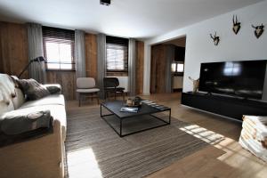 貝旺的住宿－Alpin Haus Berwang，带沙发和平面电视的客厅