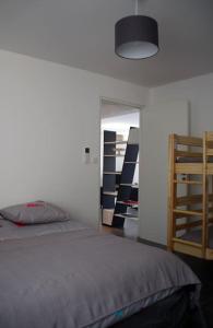 um quarto com uma cama e um quarto com prateleiras em Appart dans maison 2 km de la plage em Villeneuve-Loubet