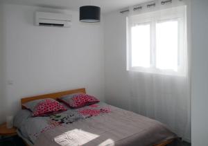Posteľ alebo postele v izbe v ubytovaní Appart dans maison 2 km de la plage