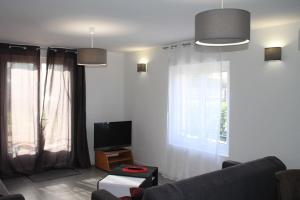 Televízia a/alebo spoločenská miestnosť v ubytovaní Appart dans maison 2 km de la plage