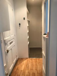 korytarz z białymi drzwiami i drewnianą podłogą w obiekcie Sweet Room 15 w Paryżu