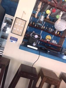 un comptoir dans une pièce munie d'une caméra dans l'établissement Mohammed Bungalows and Restaurant, à Matemwe