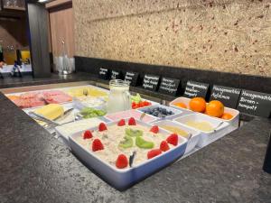 una bandeja de comida con fruta en un mostrador en Ladestatthof, en Neustift im Stubaital