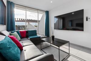 sala de estar con sofá y mesa en Double Jeu- NATURISTE VILLAGE-SPA-Clim-2 BEDROOM-Parking-90m2 en Cap d'Agde